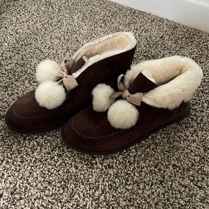 UGG Australia Kallen Suede Moc Toe Pom Pom Slipper 1017541 Sheepskin Stout Brown